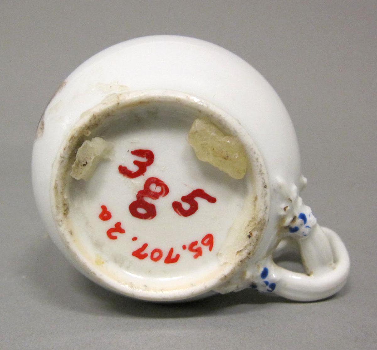 1965.0707.002 A Porcelain pot de creme underside