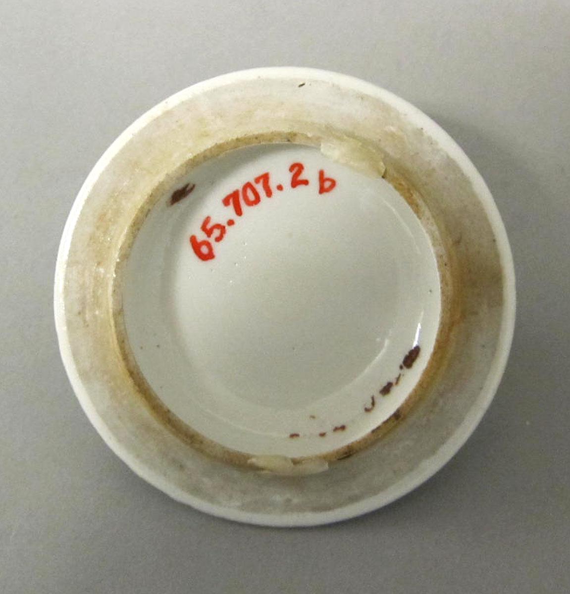 1965.0707.002 B Porcelain pot de creme underside