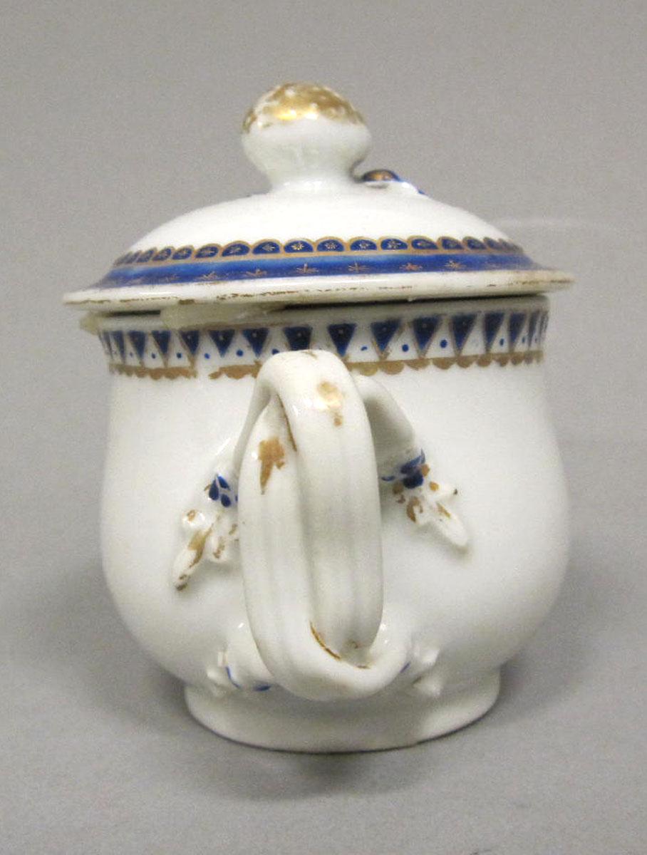 1965.0707.003 A,B Porcelain pot de creme handle