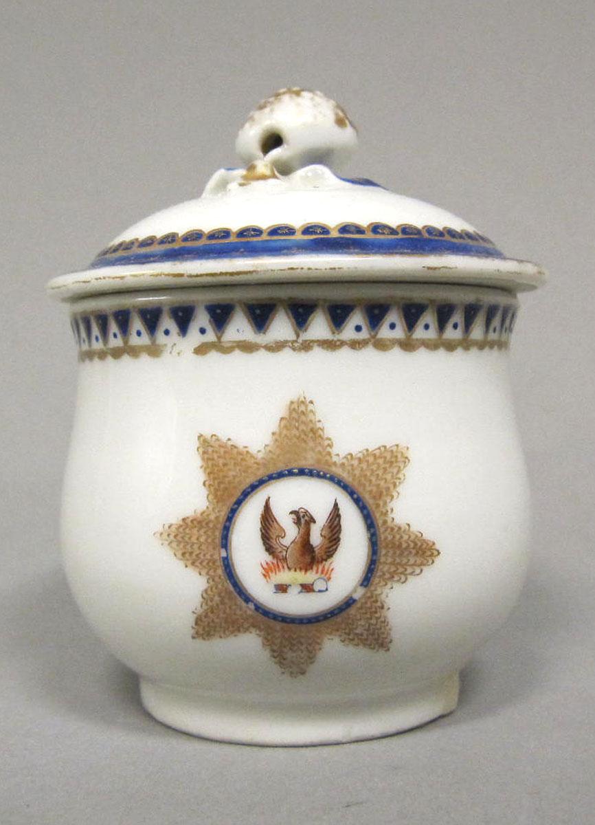 1965.0707.003 A,B Porcelain pot de creme medallion