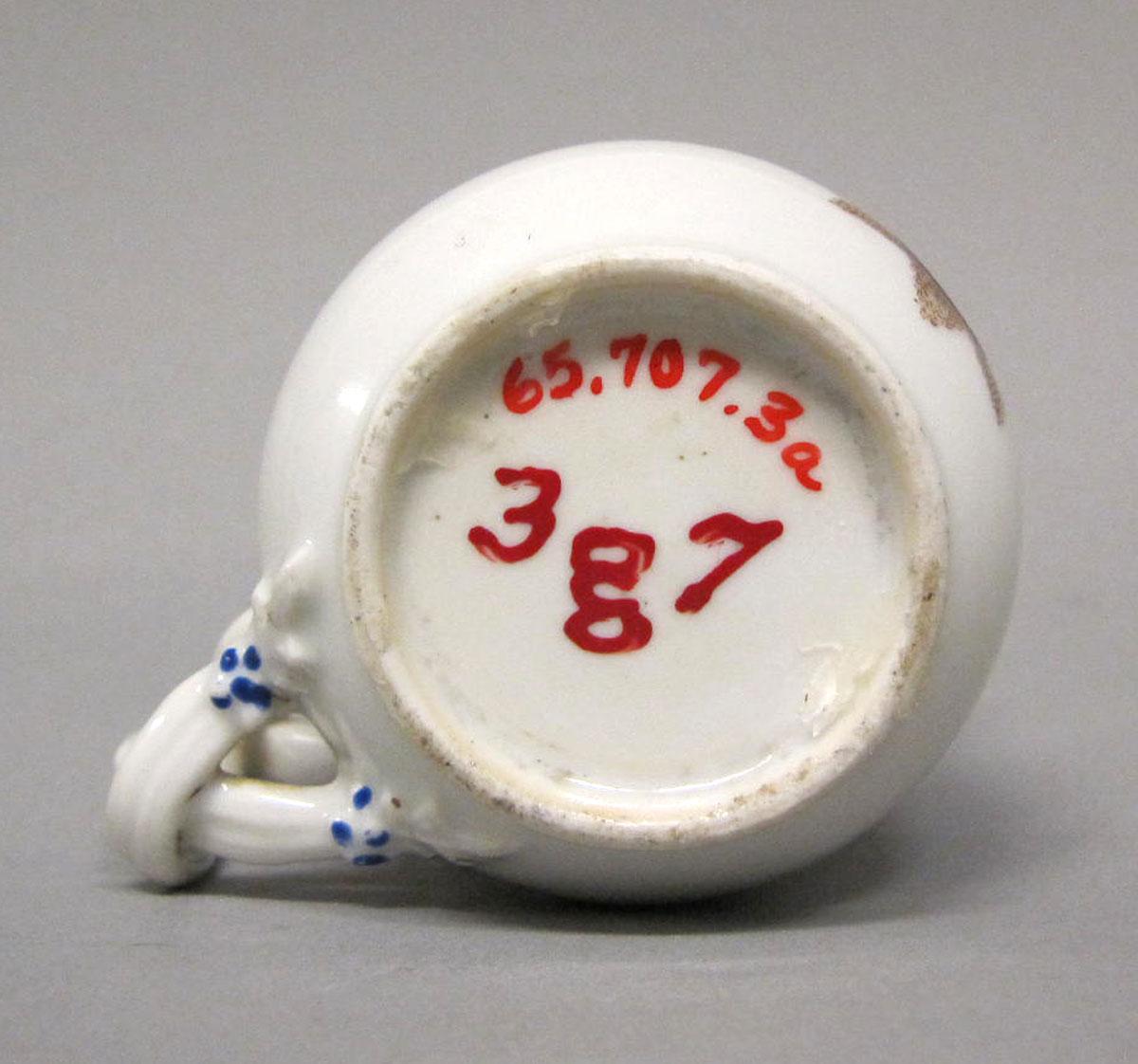 1965.0707.003 A Porcelain pot de creme underside