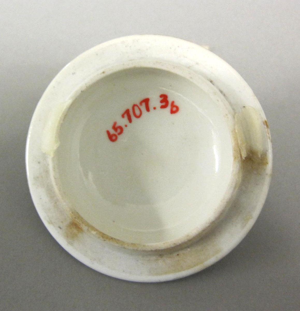 1965.0707.003 B Porcelain pot de creme underside