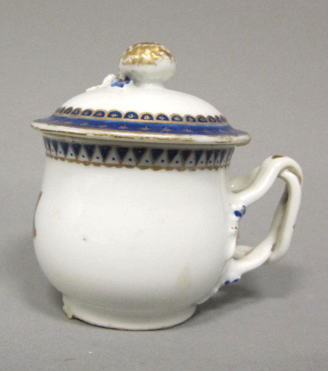 1965.0707.004 A,B Porcelain pot de creme