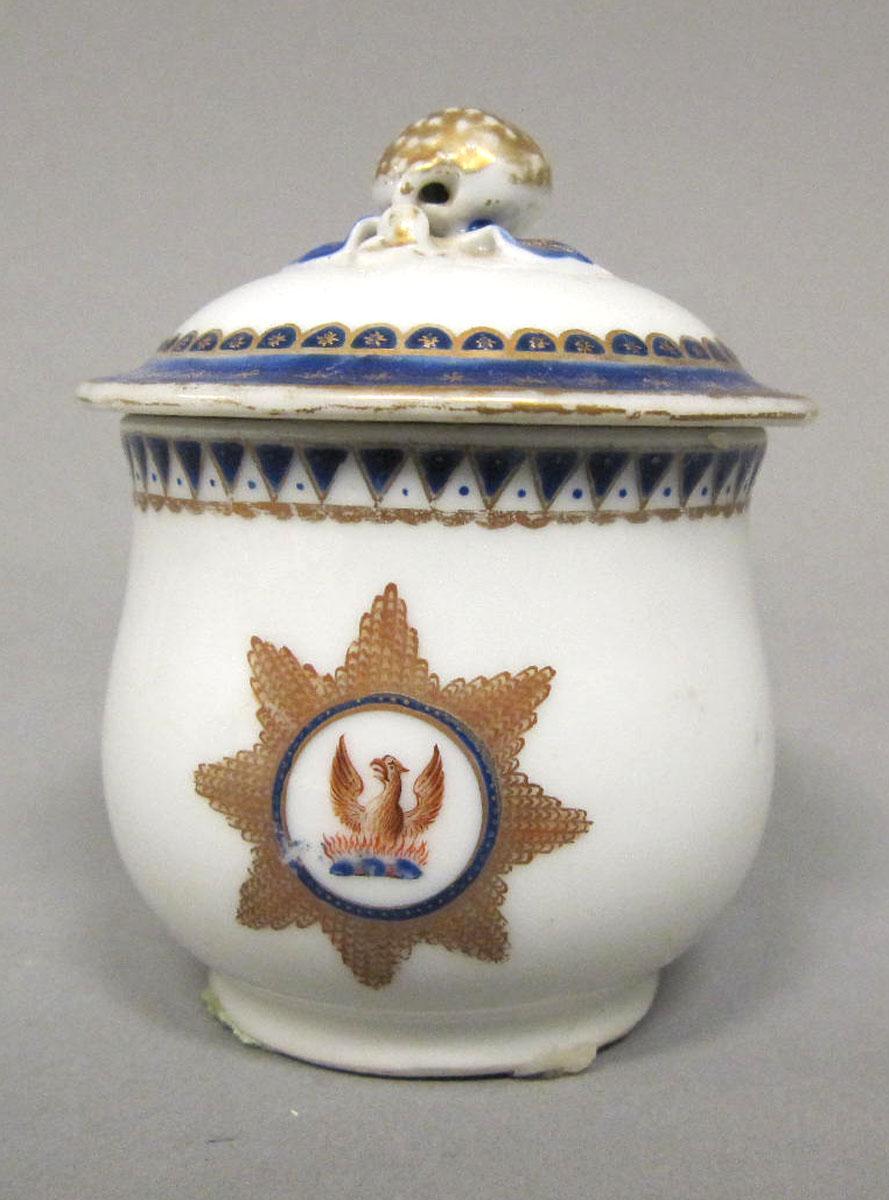 1965.0707.004 A,B Porcelain pot de creme medallion