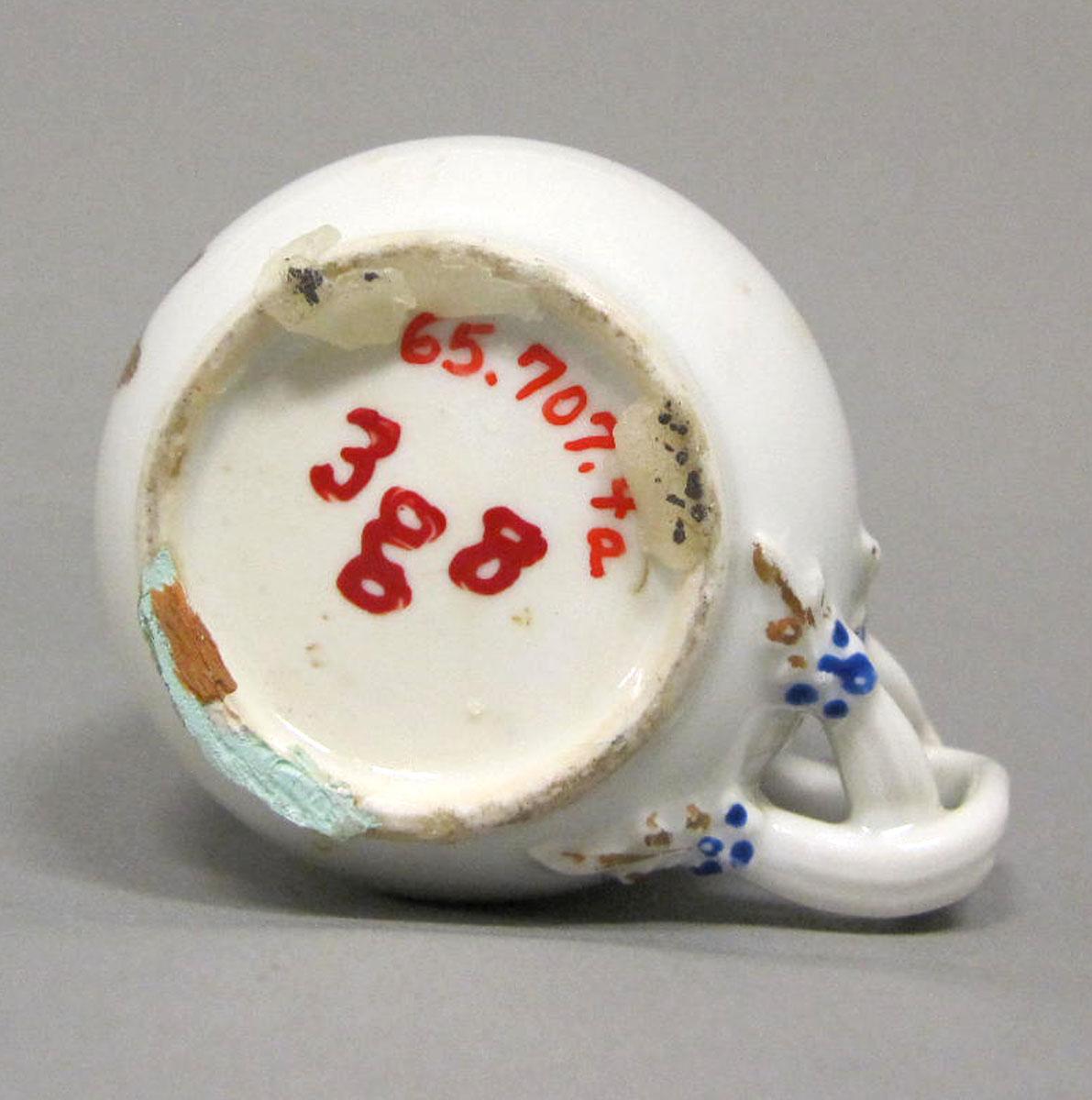 1965.0707.004 A Porcelain pot de creme underside