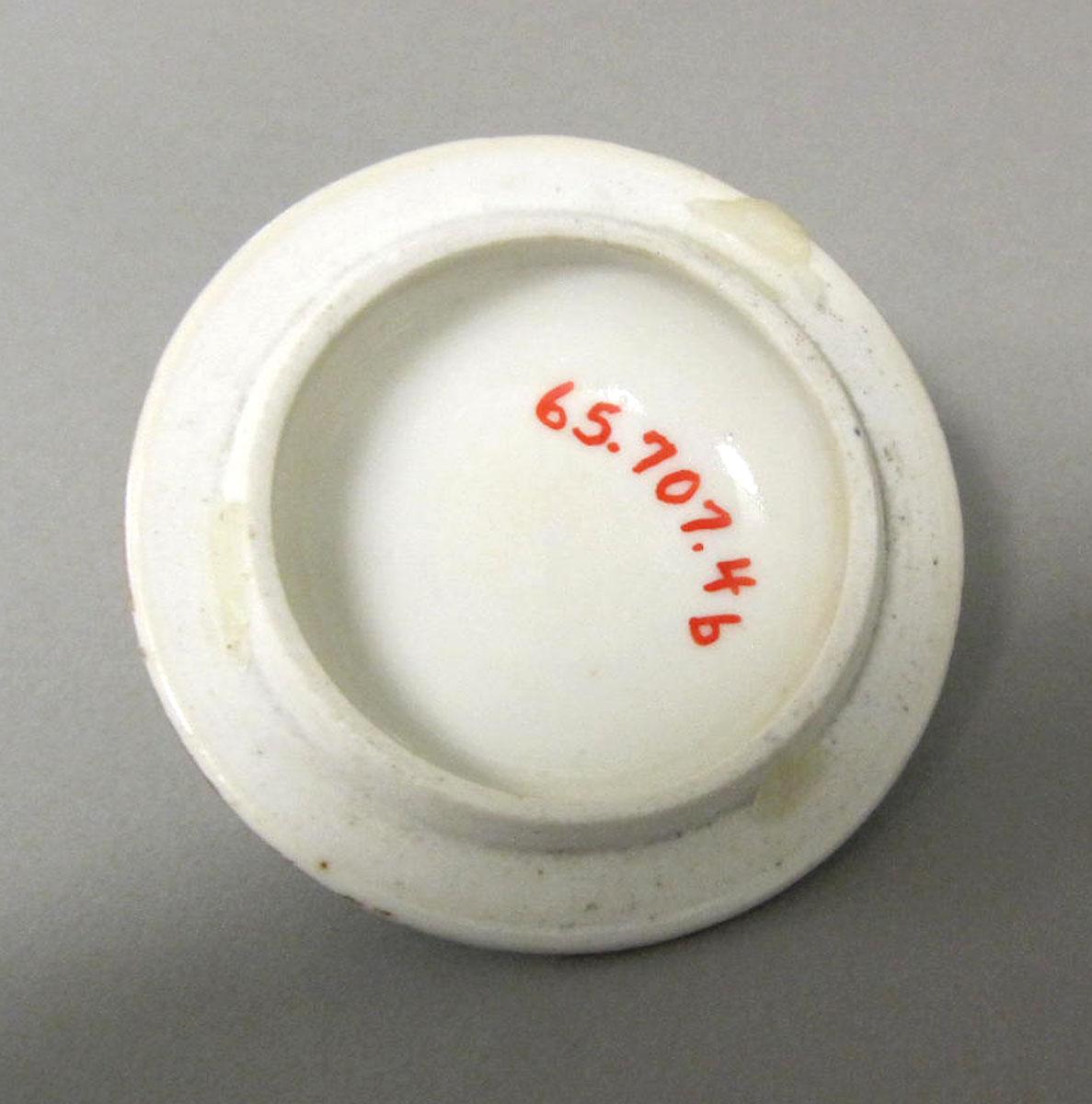1965.0707.004 B Porcelain pot de creme underside