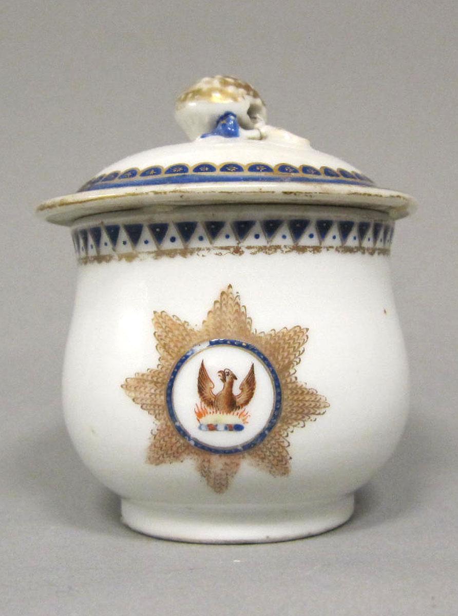 1965.0707.005 A,B Porcelain pot de creme medallion