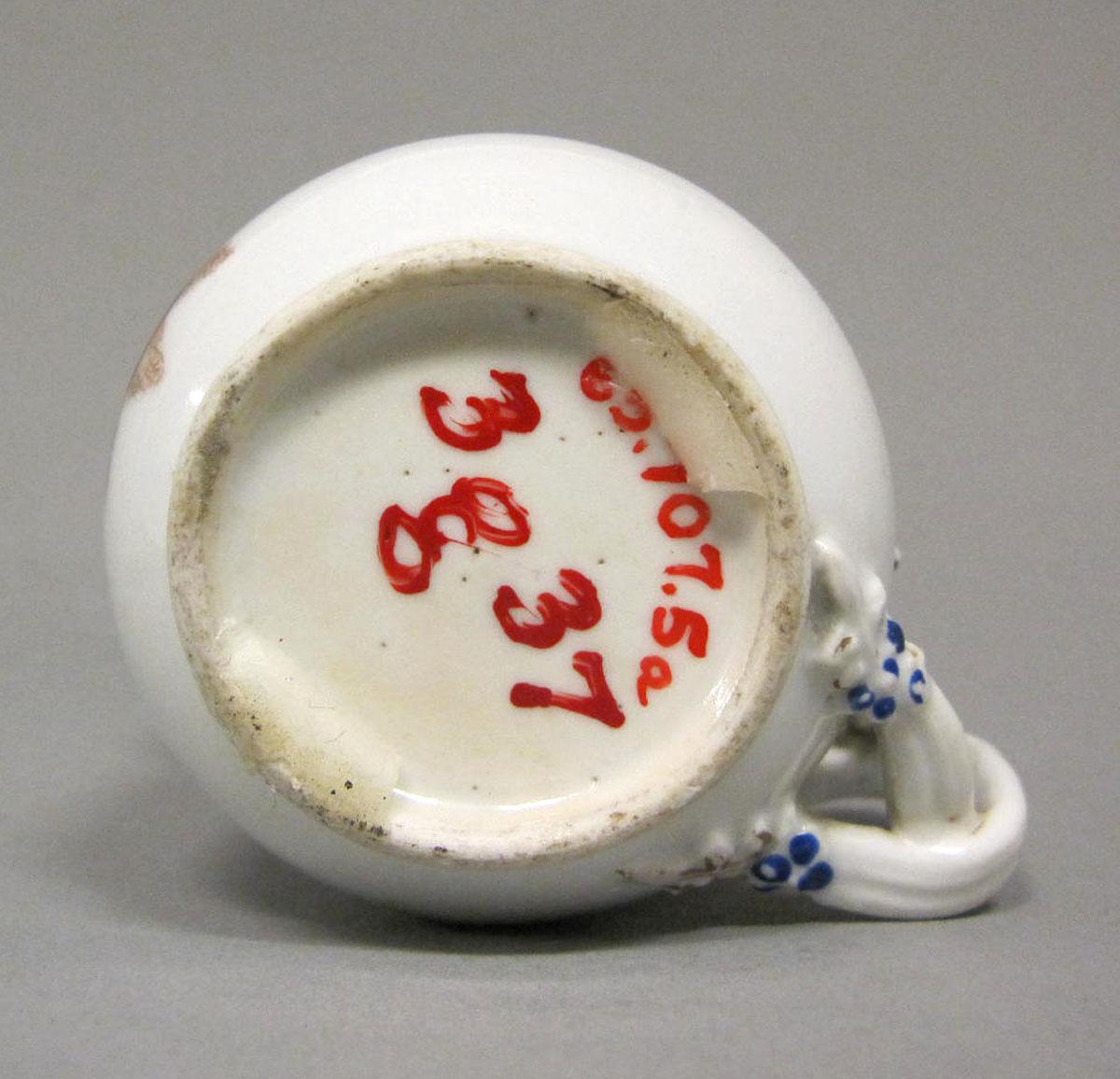 1965.0707.005 A Porcelain pot de creme underside