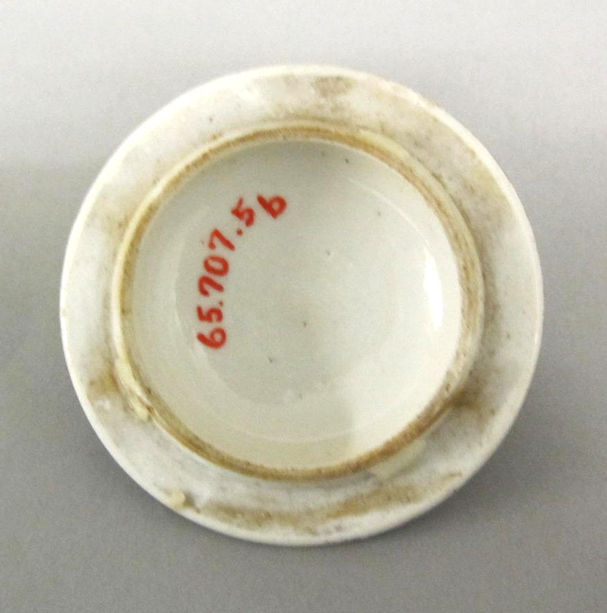 1965.0707.005 B Porcelain pot de creme underside