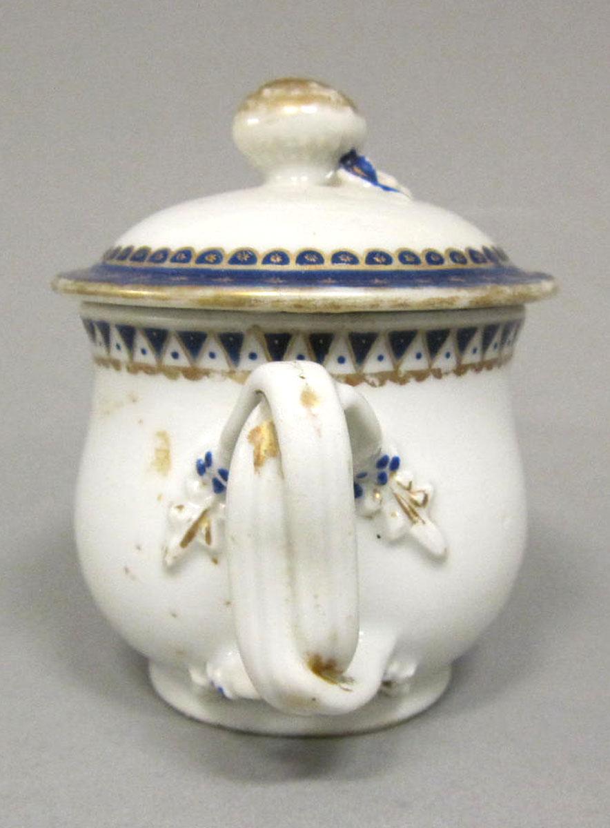1965.0707.006 A,B Porcelain pot de creme handle