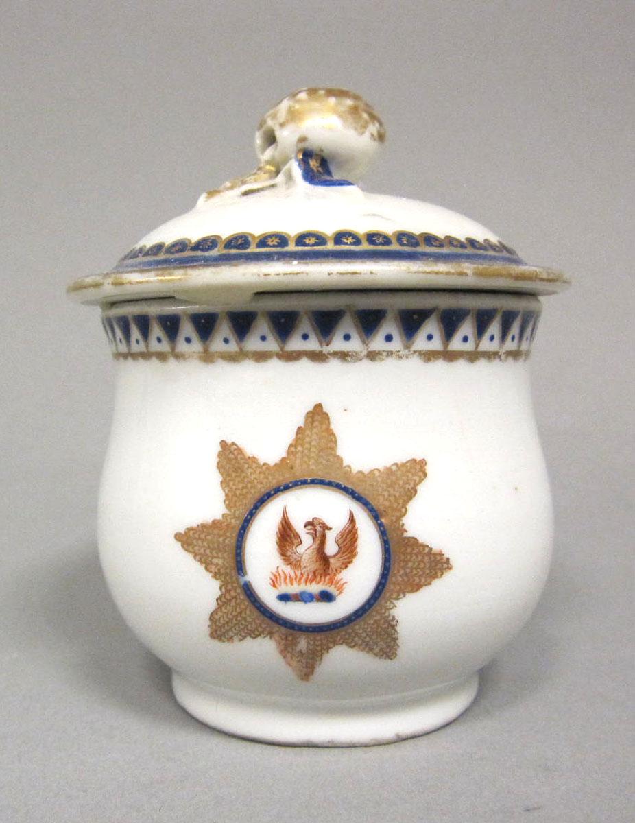 1965.0707.006 A,B Porcelain pot de creme medallion