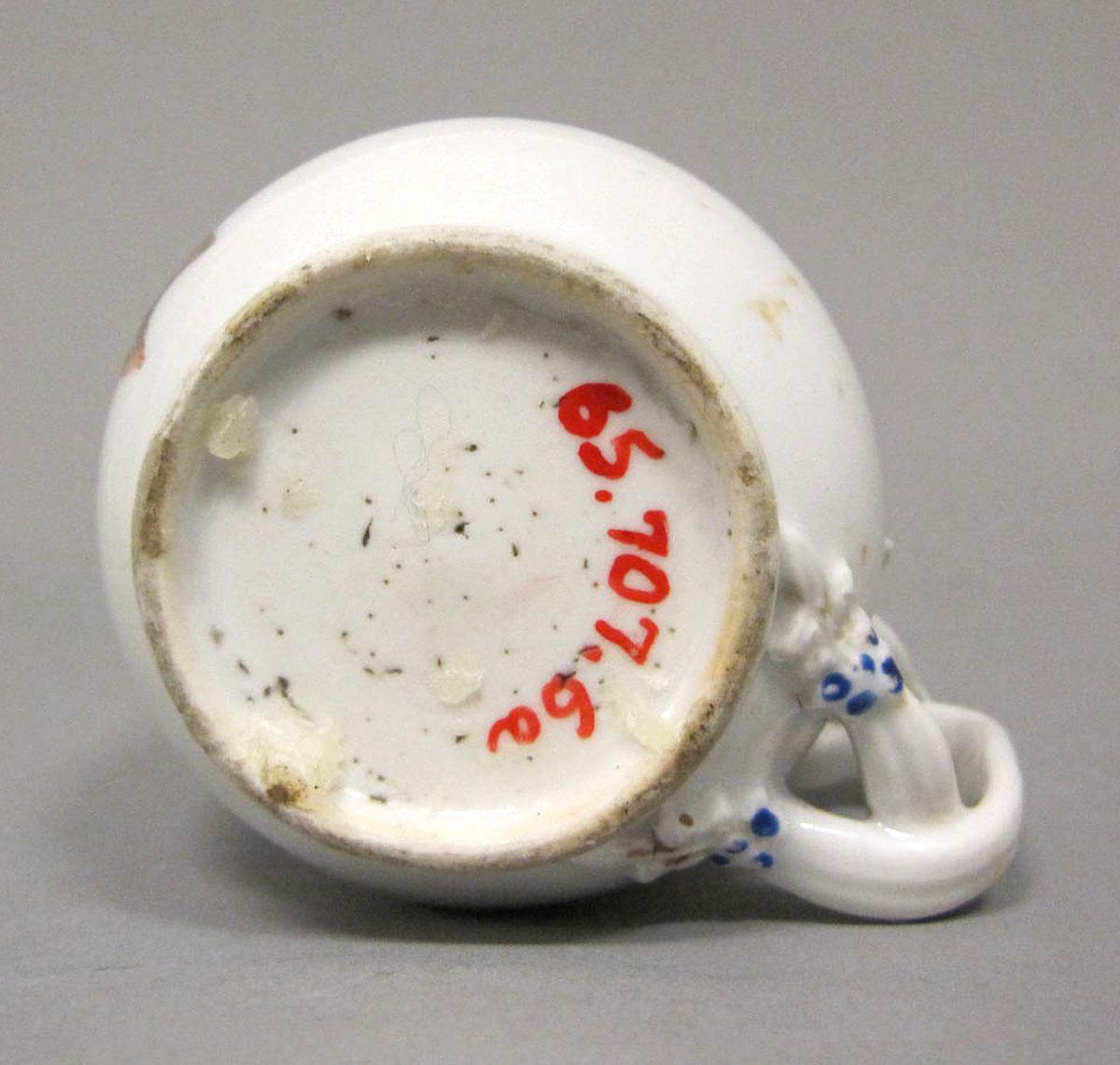 1965.0707.006 A Porcelain pot de creme underside