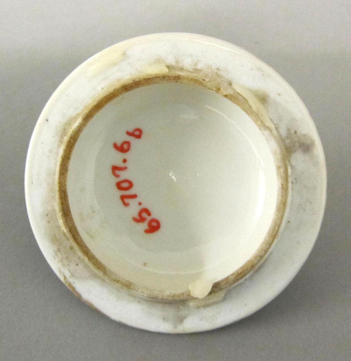 1965.0707.006 B Porcelain pot de creme underside