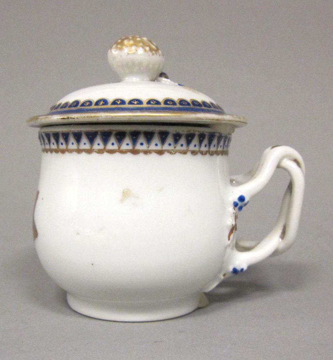 1965.0707.007 A,B Porcelain pot de creme