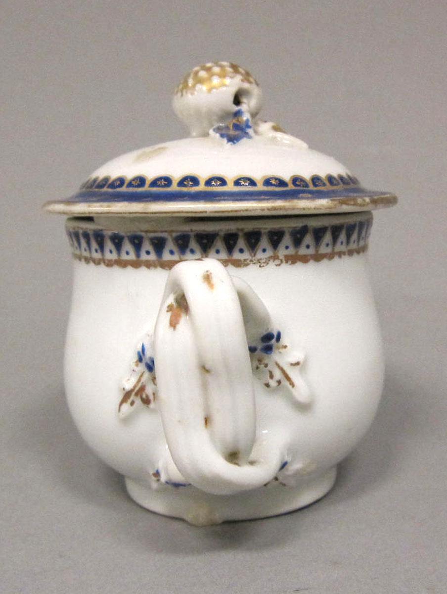 1965.0707.007 A,B Porcelain pot de creme handle