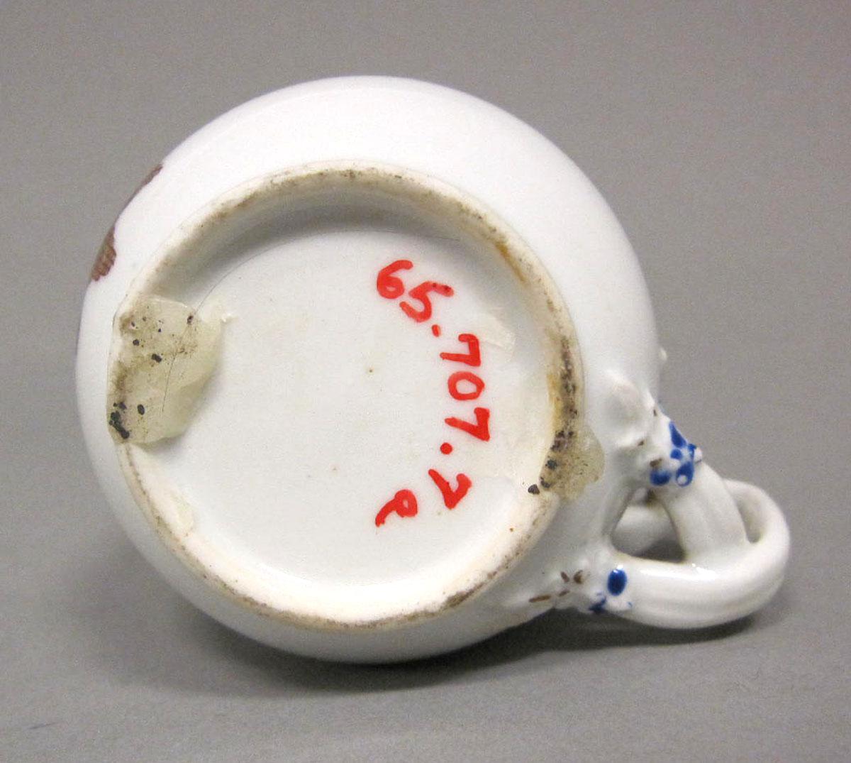 1965.0707.007 A Porcelain pot de creme underside