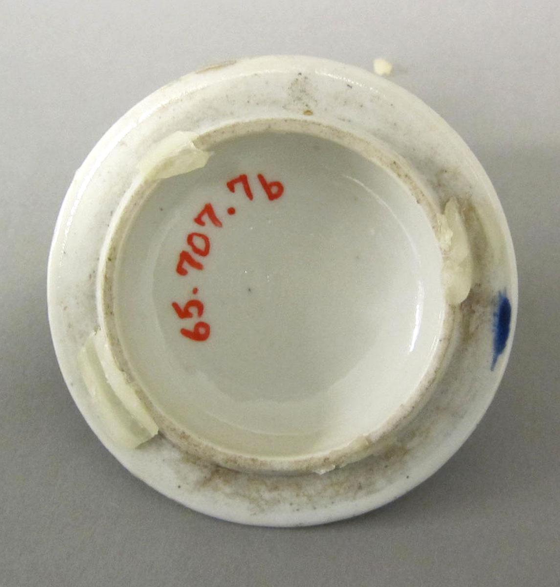 1965.0707.007 B Porcelain pot de creme underside