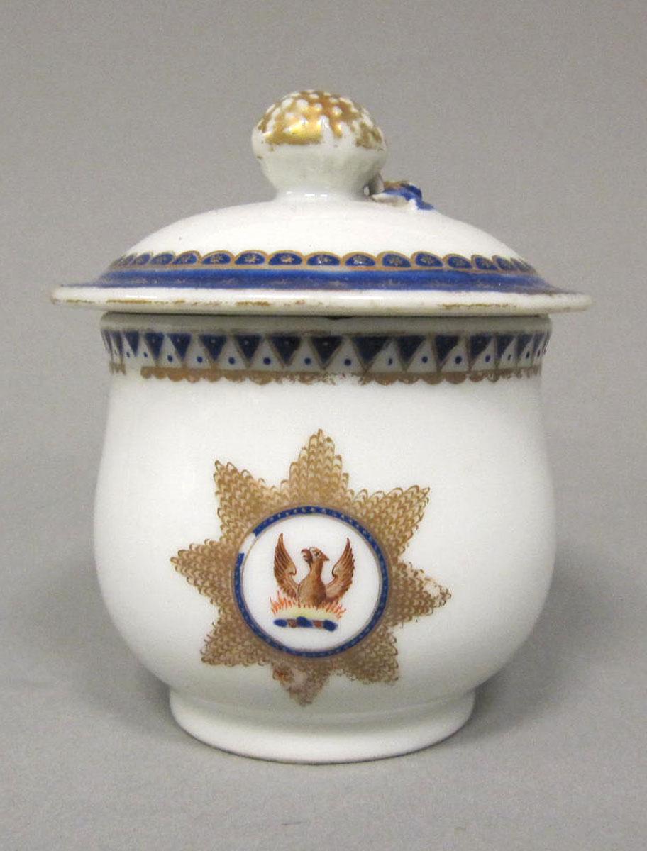 1965.0707.008 A,B Porcelain pot de creme medallion