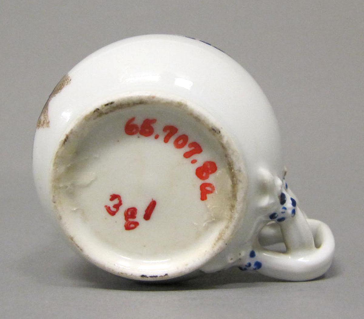 1965.0707.008 A Porcelain pot de creme underside
