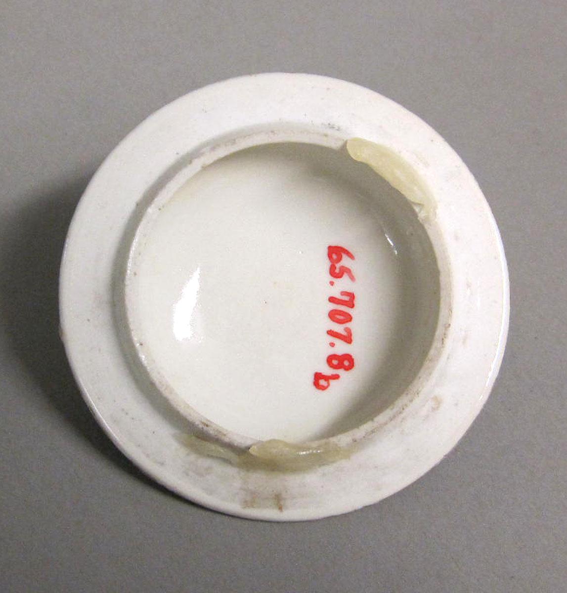 1965.0707.008 B Porcelain pot de creme underside