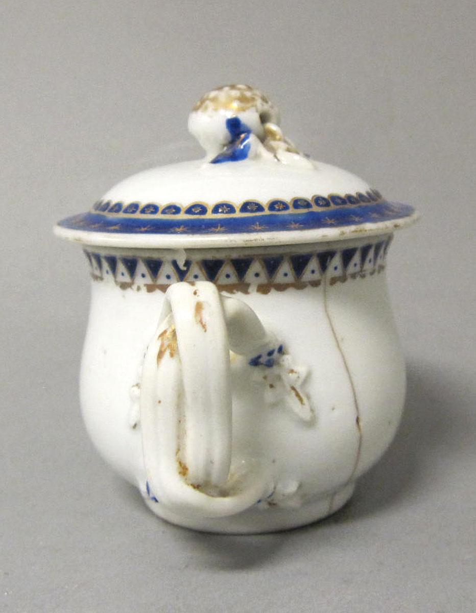 1965.0707.009 A,B Porcelain pot de creme handle