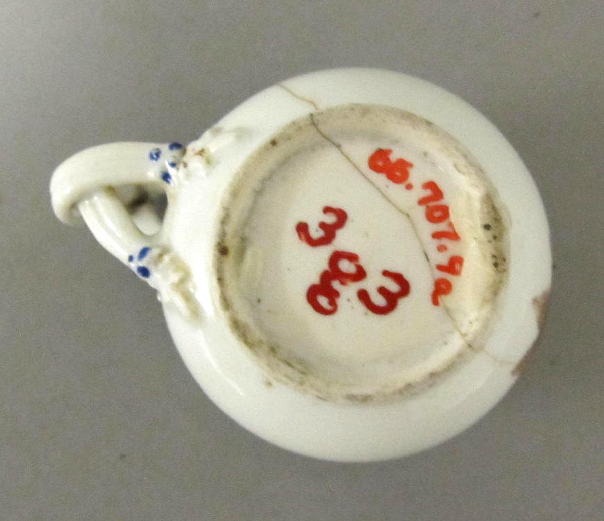 1965.0707.009 A Porcelain pot de creme underside