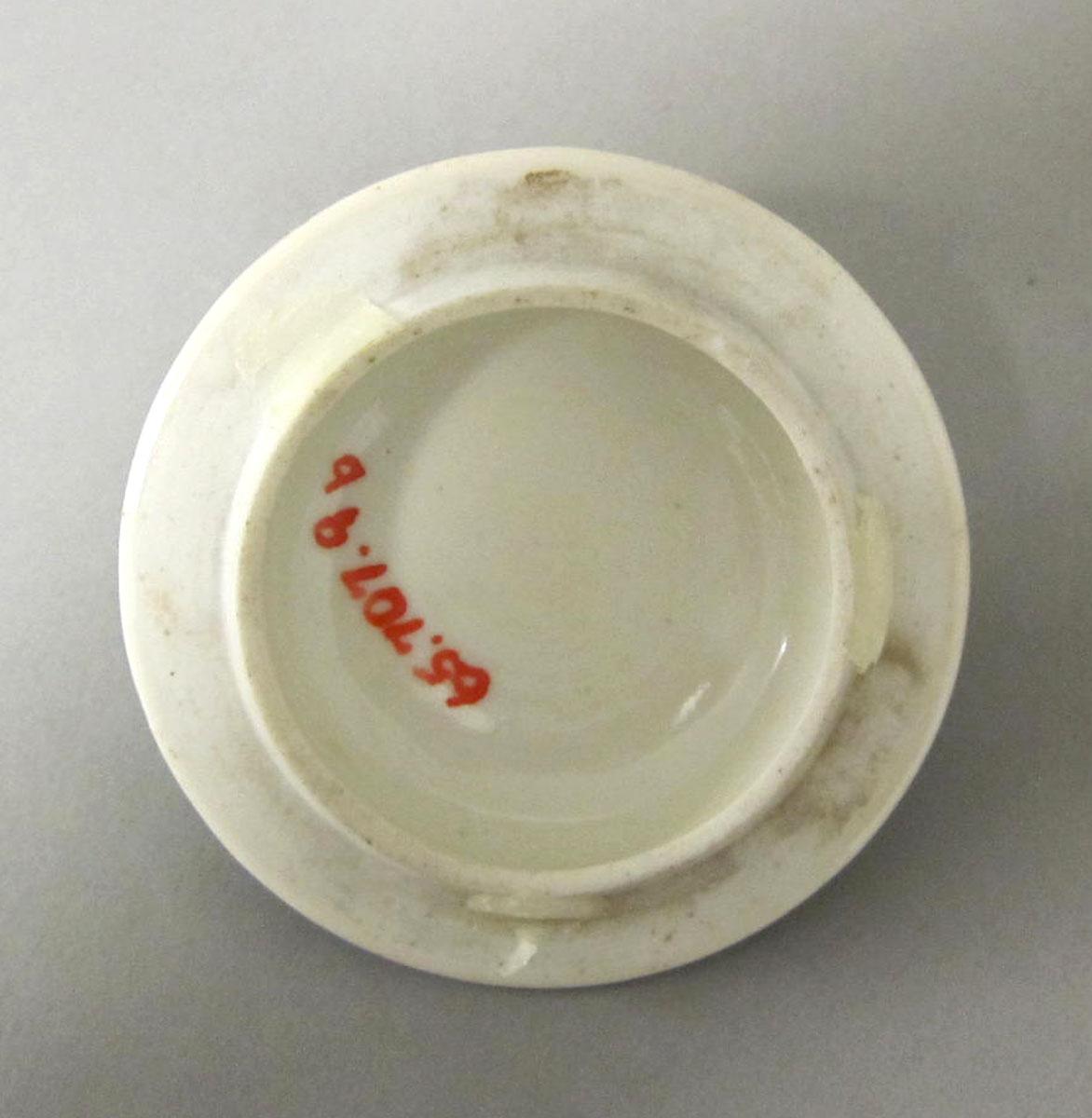 1965.0707.009 B Porcelain pot de creme underside