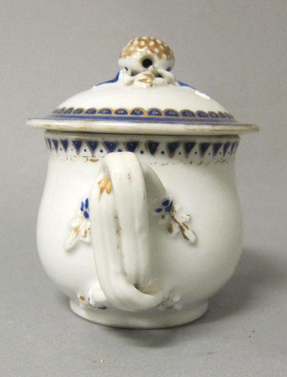 1965.0707.010 A,B Porcelain pot de creme handle
