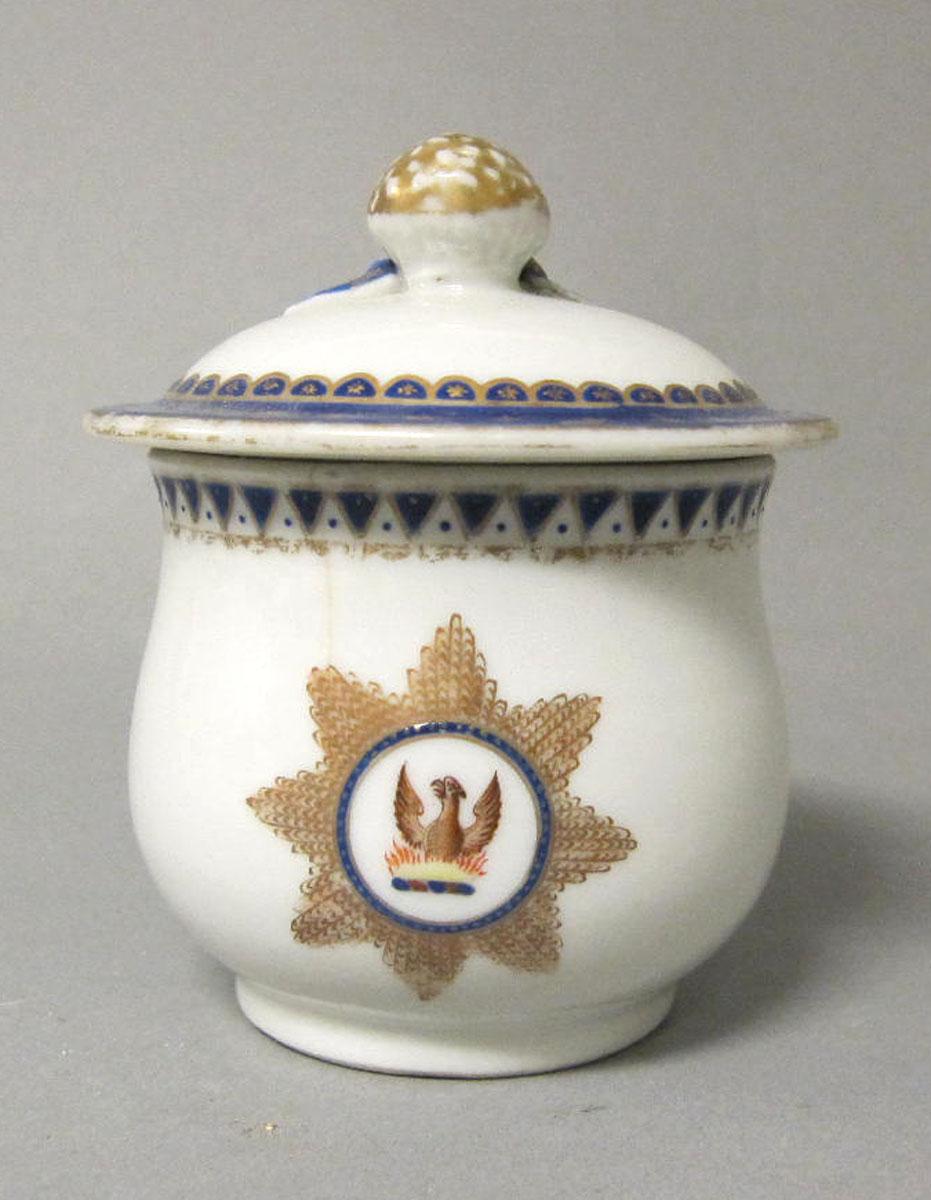 1965.0707.010 A,B Porcelain pot de creme medallion