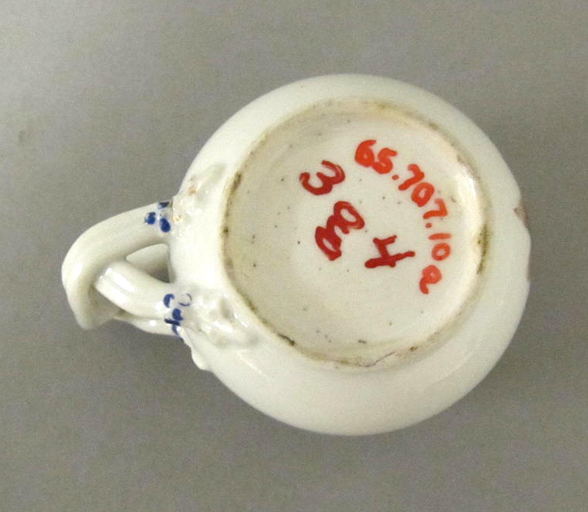 1965.0707.010 A Porcelain pot de creme underside