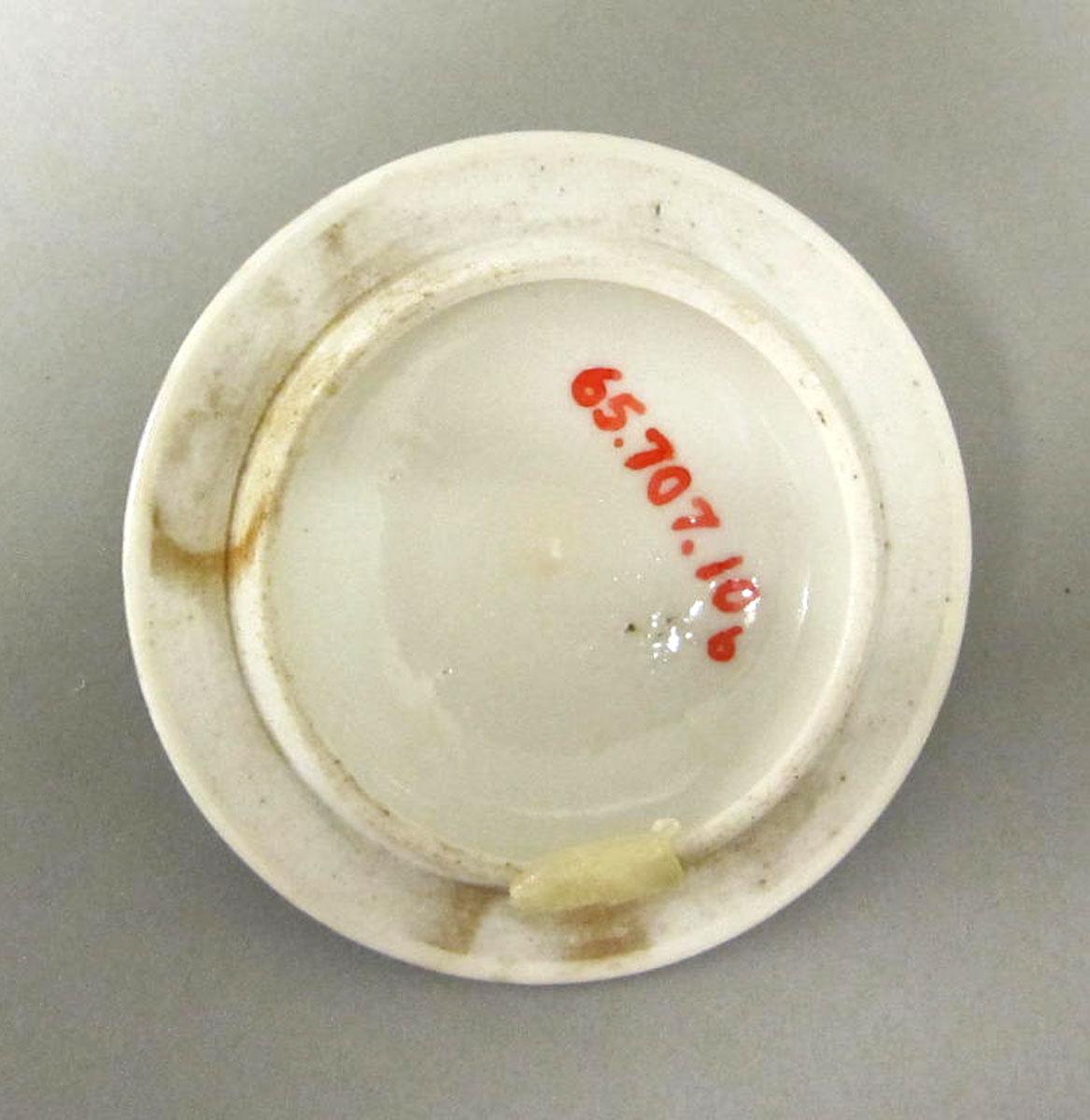 1965.0707.010 B Porcelain pot de creme underside