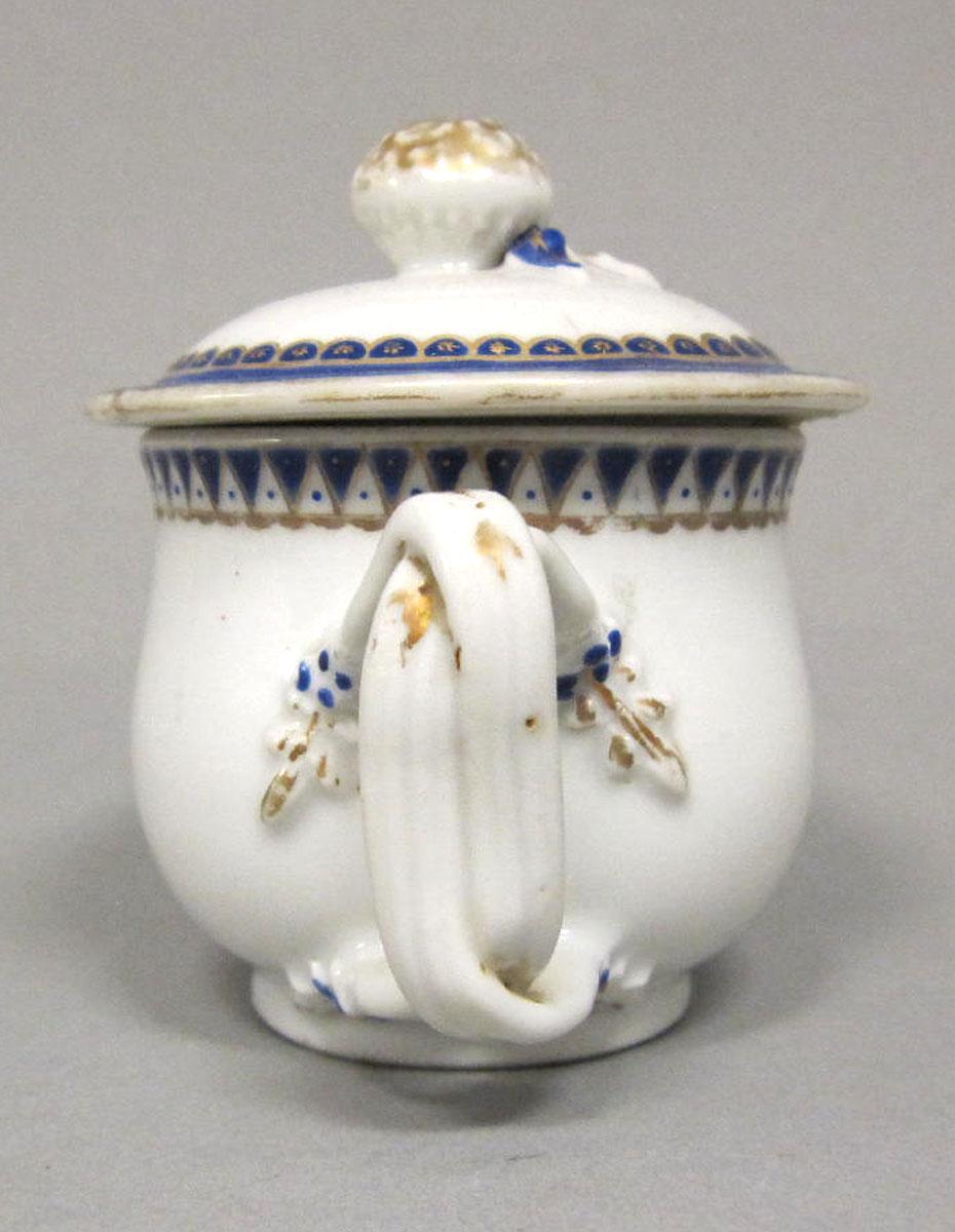 1965.0707.011 A,B Porcelain pot de creme handle