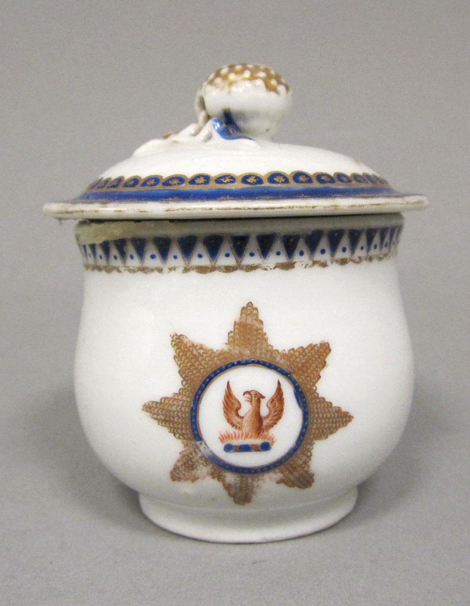 1965.0707.011 A,B Porcelain pot de creme medallion