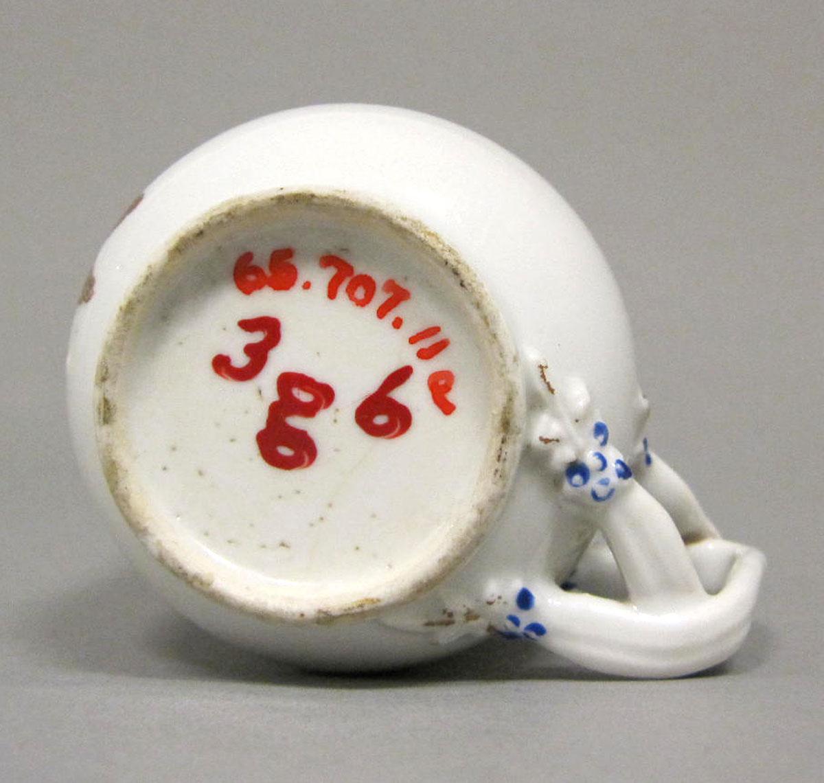 1965.0707.011 A Porcelain pot de creme underside
