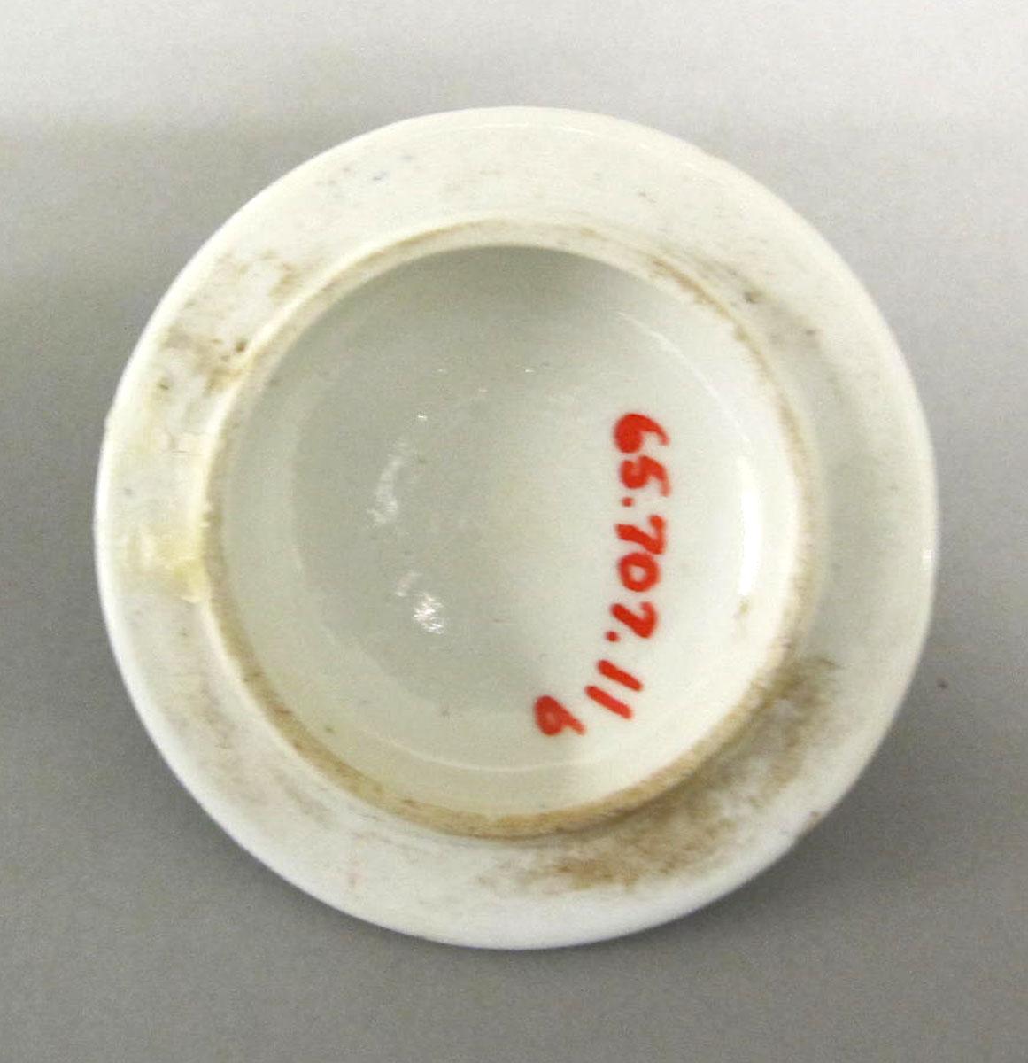 1965.0707.011 B Porcelain pot de creme underside