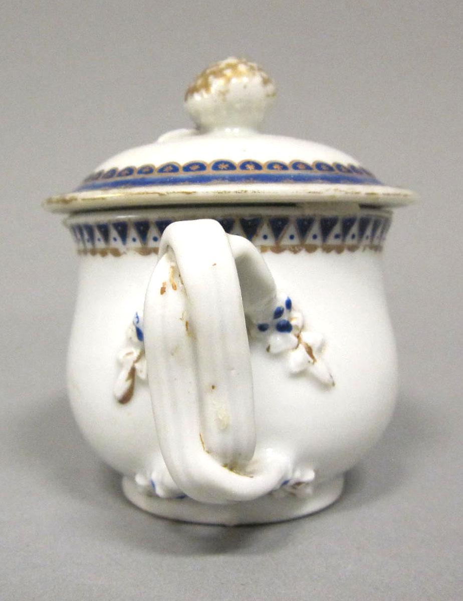 1965.0707.012 A,B Porcelain pot de creme handle