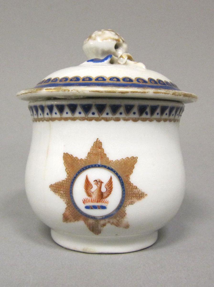 1965.0707.012 A,B Porcelain pot de creme medallion