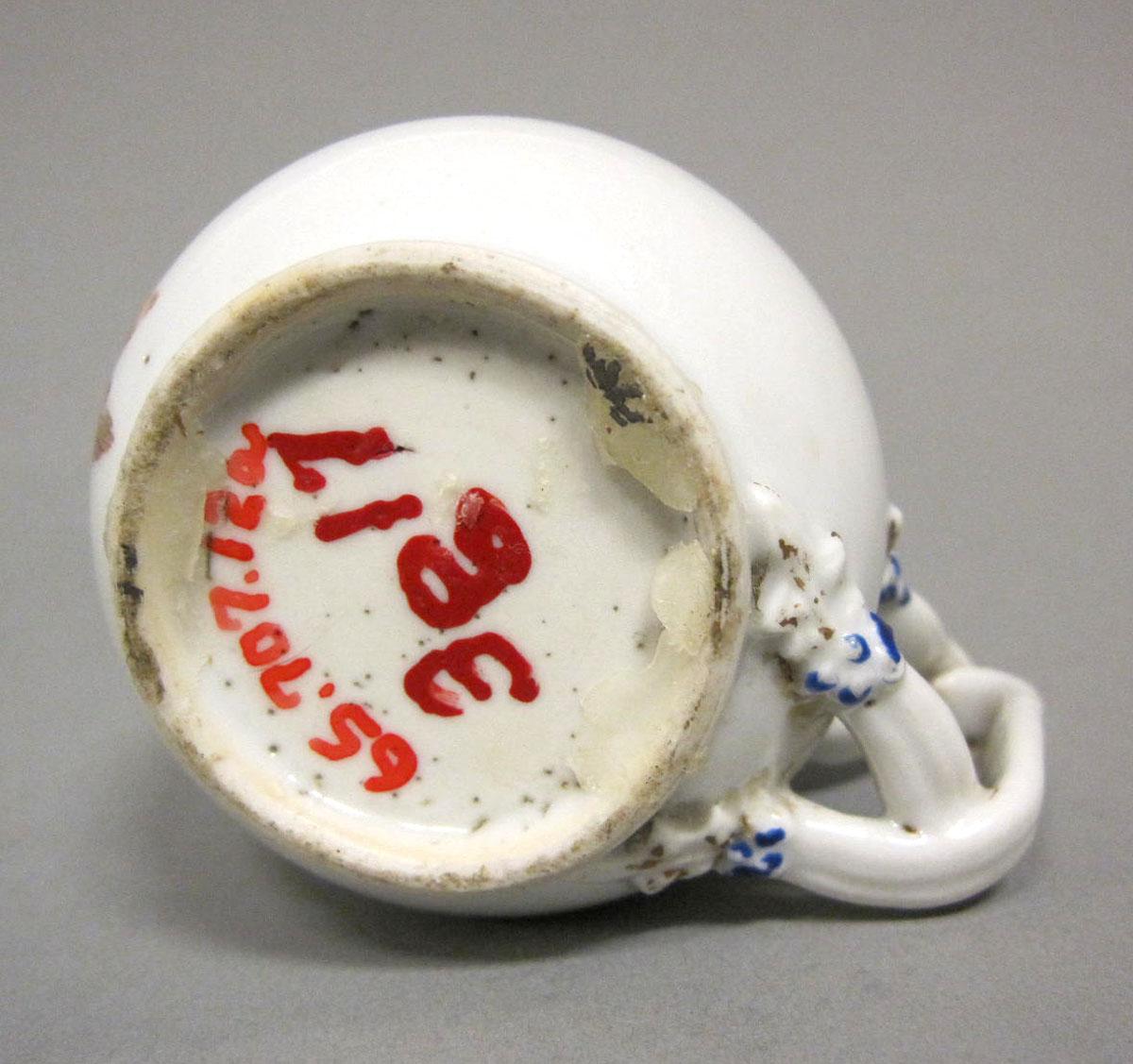 1965.0707.012 A Porcelain pot de creme underside