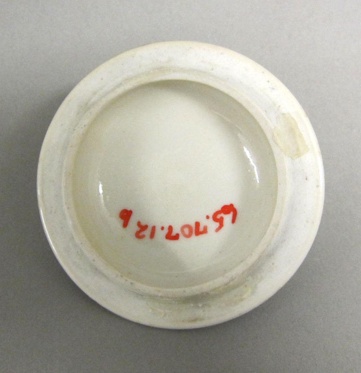 1965.0707.012 B Porcelain pot de creme underside