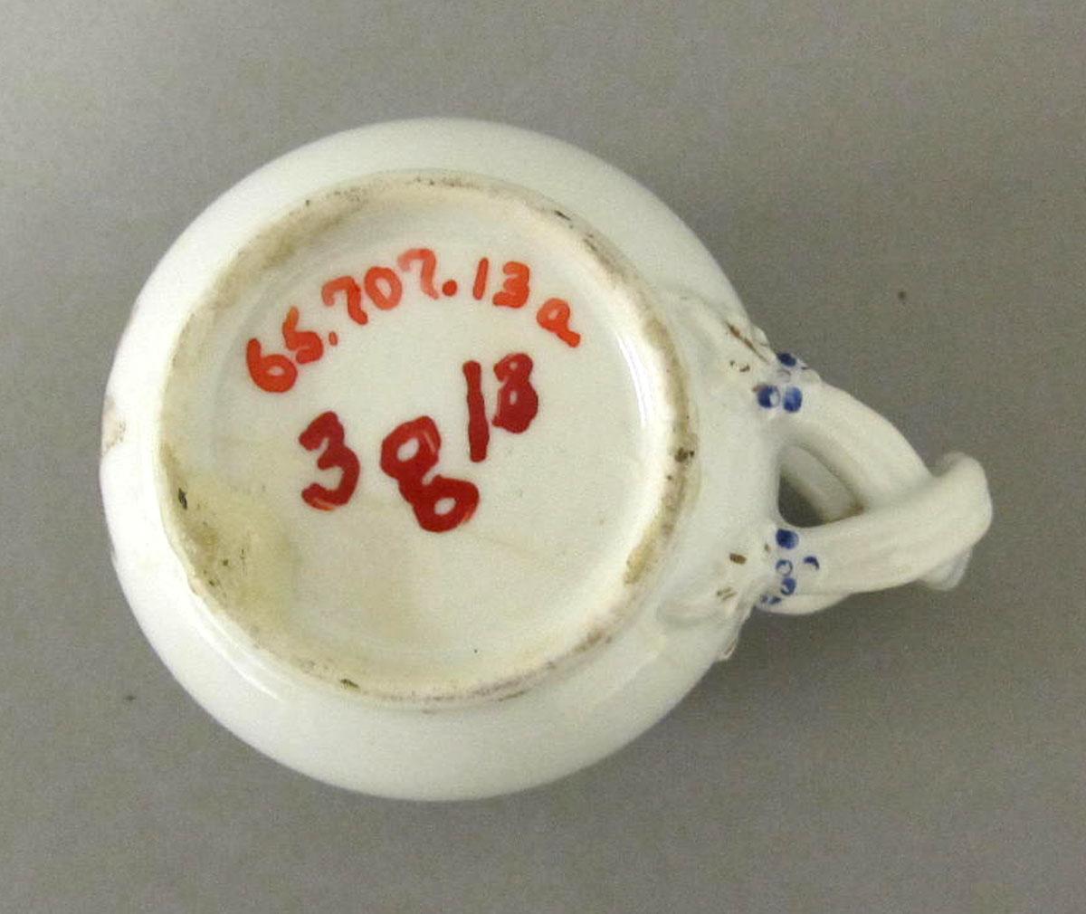 1965.0707.013 A Porcelain pot de creme underside
