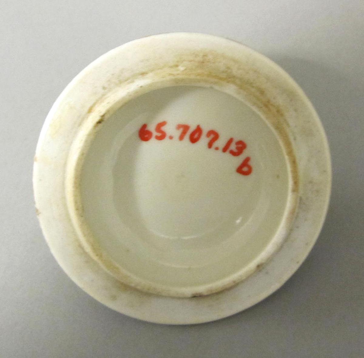 1965.0707.013 B Porcelain pot de creme underside