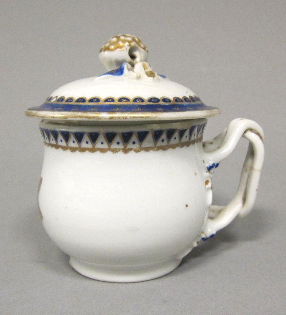 1965.0707.014 A,B Porcelain pot de creme