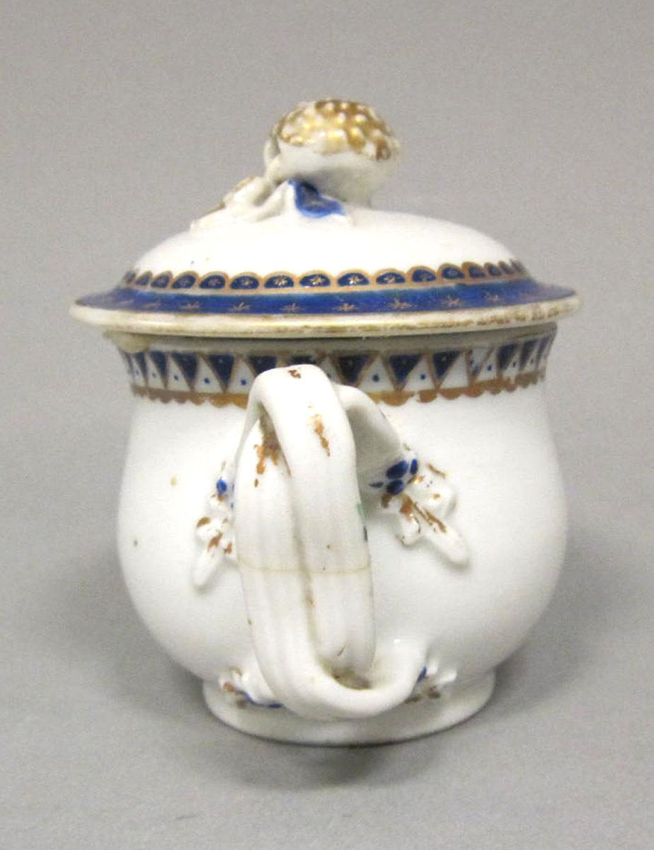 1965.0707.014 A,B Porcelain pot de creme handle