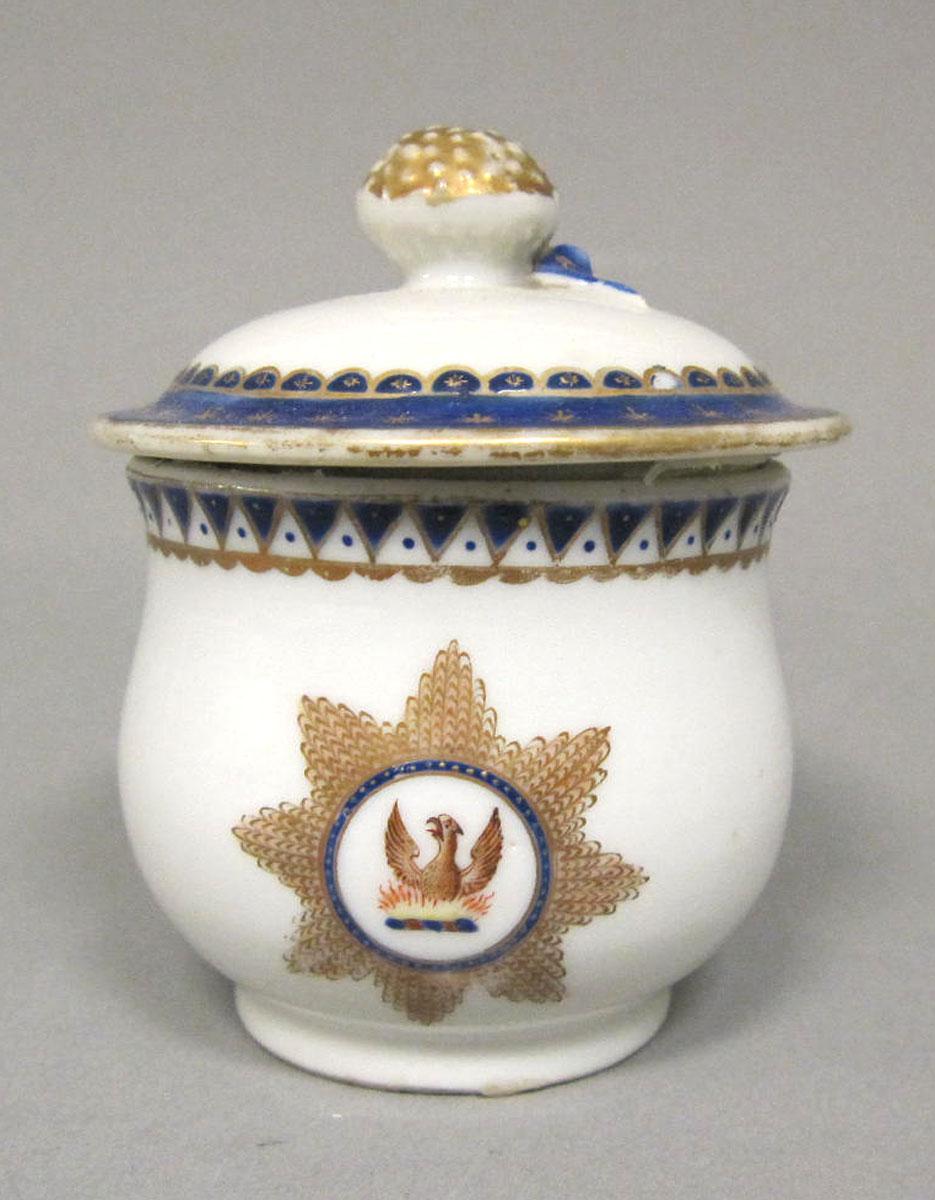 1965.0707.014 A,B Porcelain pot de creme medallion
