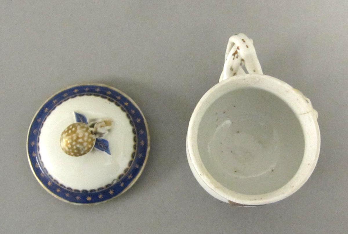 1965.0707.014 A,B Porcelain pot de creme top