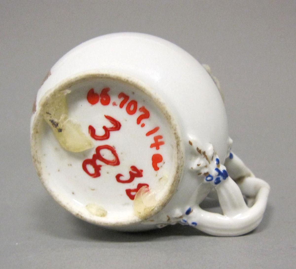 1965.0707.014 A Porcelain pot de creme underside