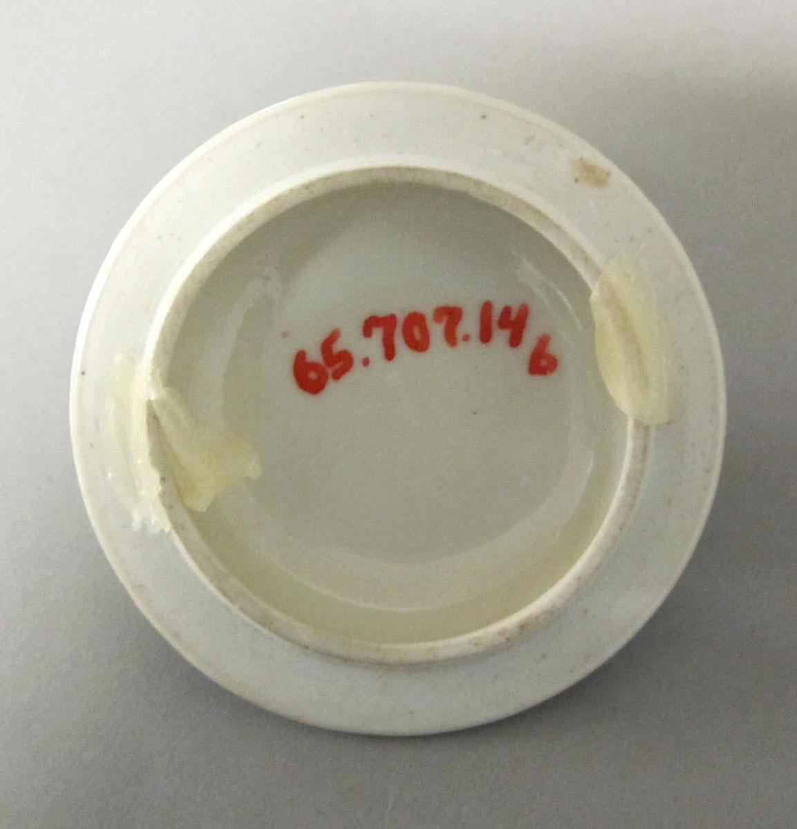 1965.0707.014 B Porcelain pot de creme underside