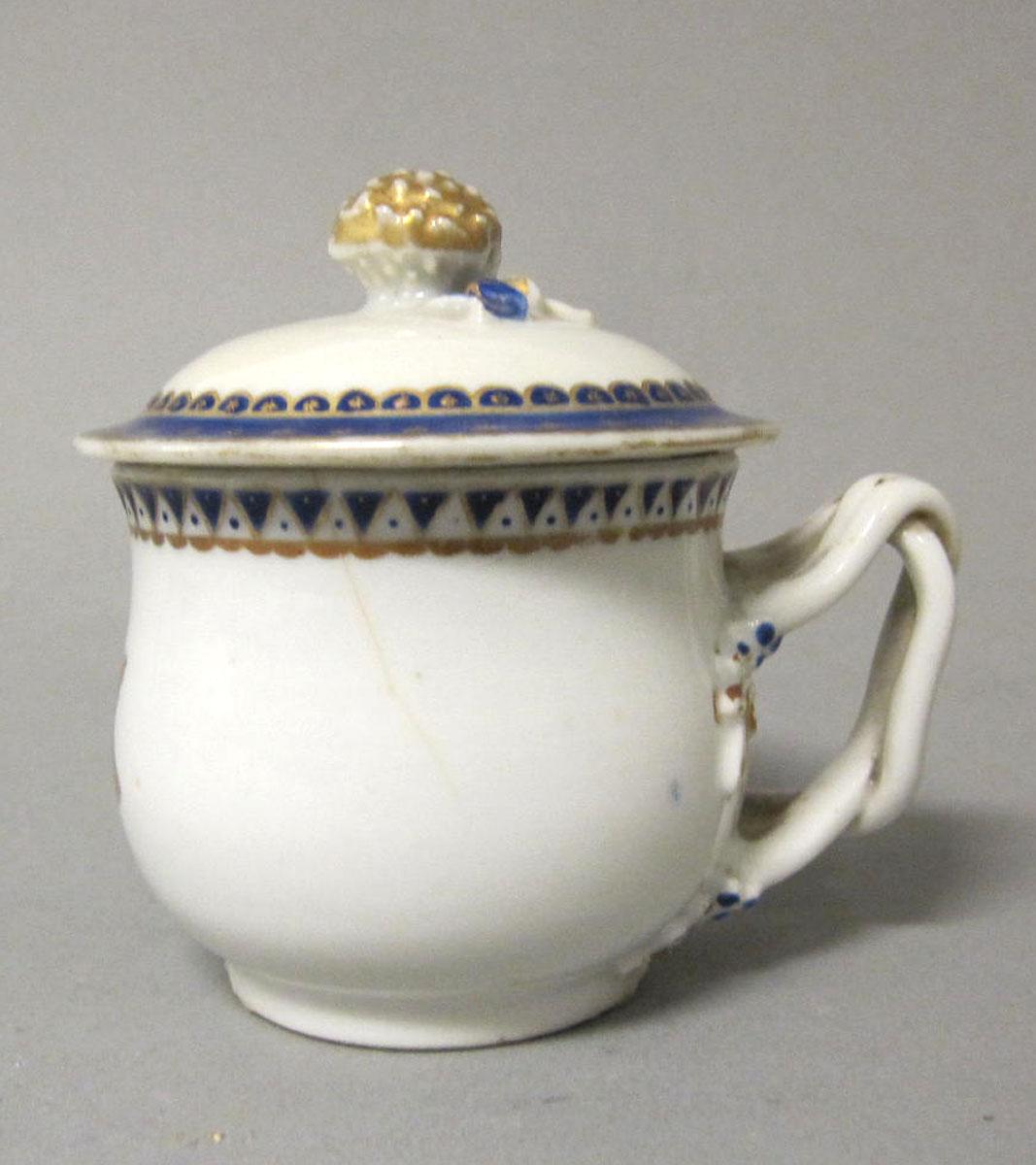 1965.0707.015 A,B Porcelain pot de creme