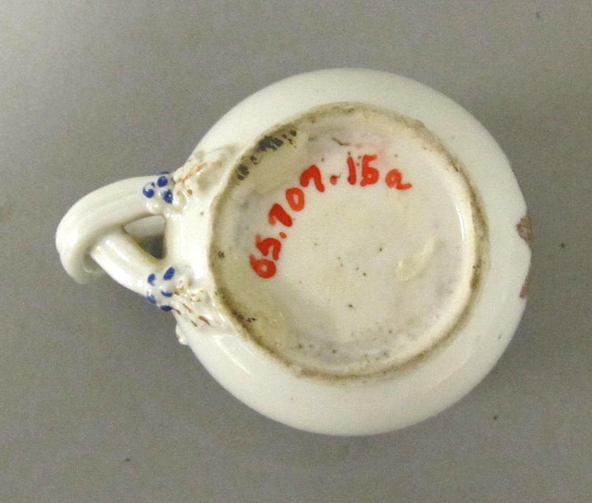 1965.0707.015 A Porcelain pot de creme underside