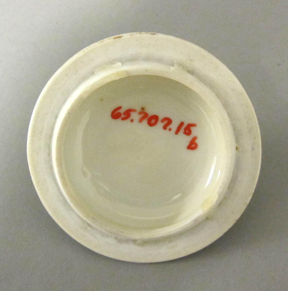 1965.0707.015 B Porcelain pot de creme underside